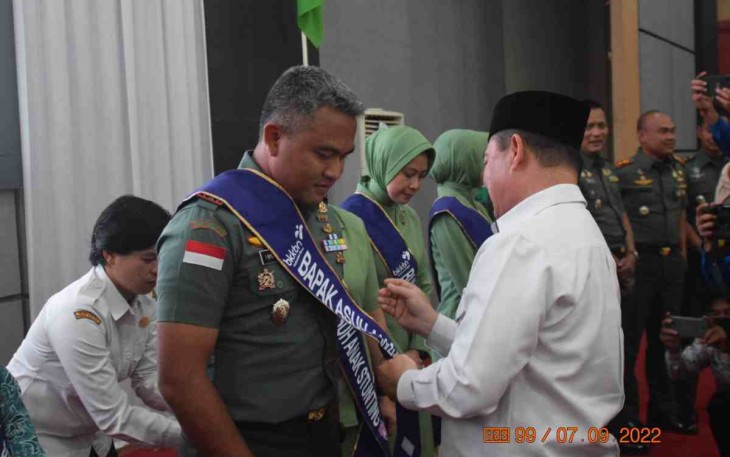 Aster Kasdam XII/Tpr dikukuhkan sebagai ortu  asuh anak stunting