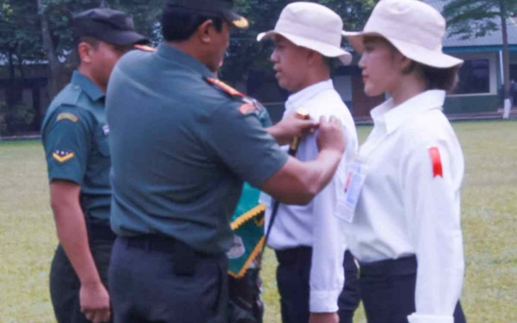Danrindam Jaya Kolonel Inf Ayub Akbar saat memberikan lencana peserta