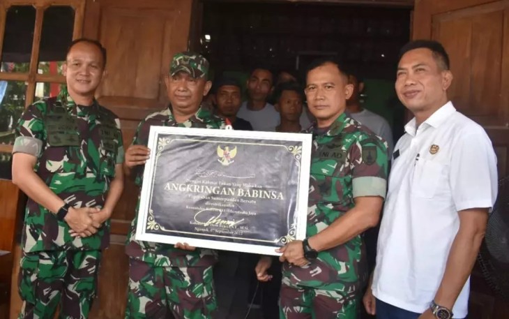 Danrem 081/DSJ Kolonel Inf Deni Rejeki saat meresmikan angkringan babinsa di Nganjuk