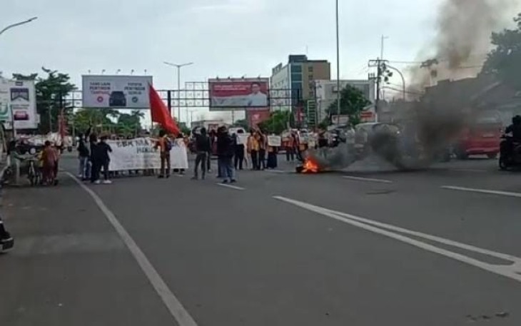 Penutupan jalan oleh pengunjuk rasa di Makassar 