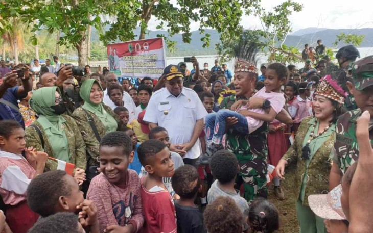 Pangdam XVIII/Kasuari saat menggendong anak masyarakat Tambrauw Papua Barat 