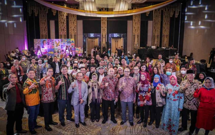 Foto bersama peserta Indonesian SDGs Corporate Summit (ISCOS) 2022 di Bali