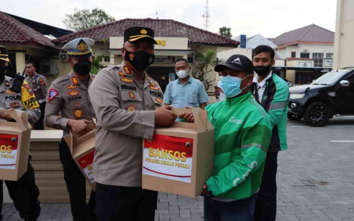Kapolres Demak saat memberikan bansos BBM 