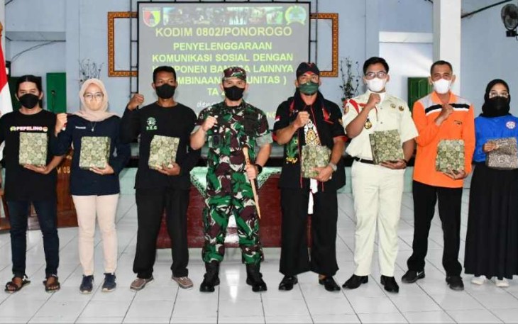 Dandim 0802/Ponorogo Letkol Inf Hirta Juni Adriansyah foto bersama komunitas 
