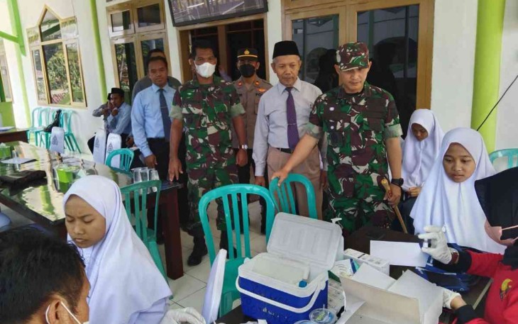 Dandim 0802/Ponorogo Letkol Inf Hirta Juni Adriansyah saat meninjau kegiatan vaksinasi booster 