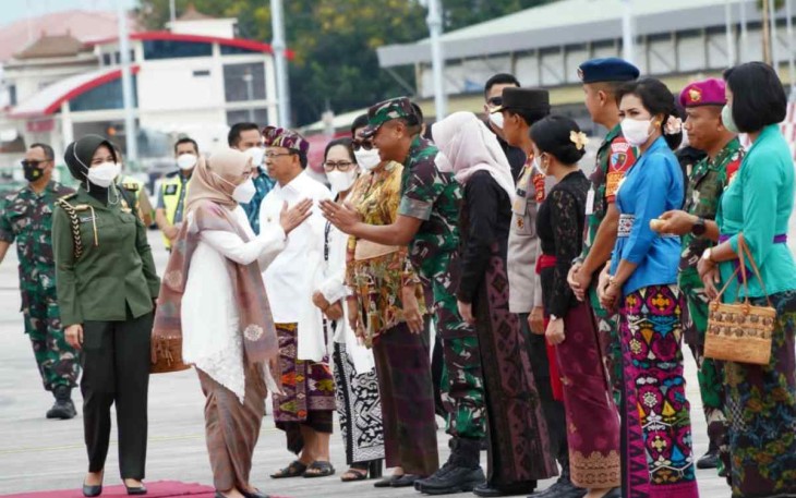 Pangdam IX/Udayana saat menyambut ibu Wapres di bandara I Gusti Ngurah Rai 