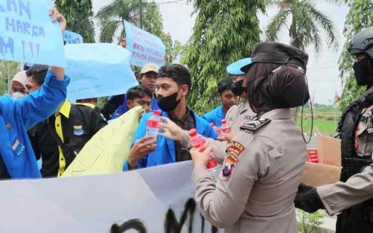 Setangkai bunga mawar polisi warnai aksi unras penolakan kenaikan BBM 