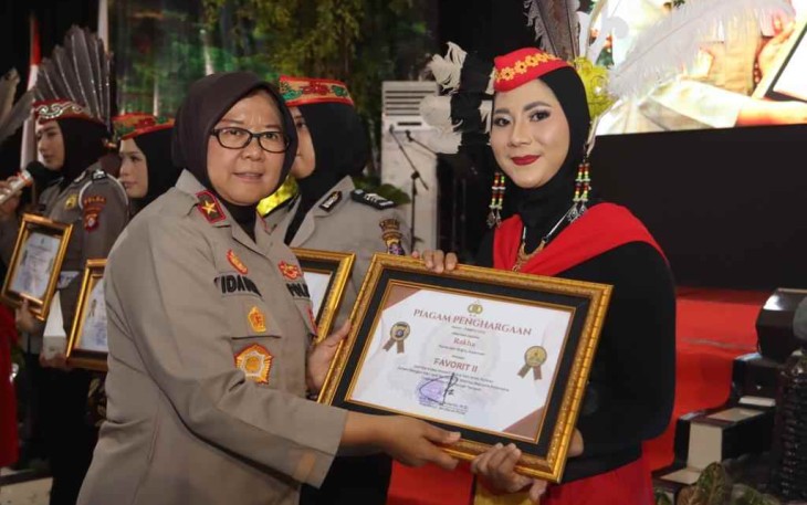 Wakapolda Kalteng saat memberikan apresiasi personilnya 