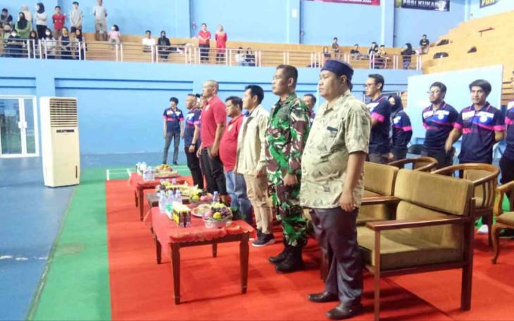 Danramil Tenggarong saat menghadiri pembukaan kejuaraan bulutangkis 