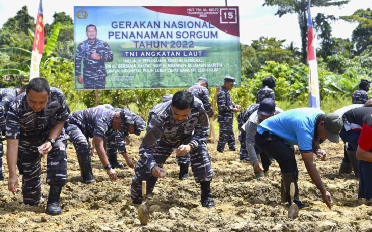 Laksma TNI Yeheskiel Katiandagho saat tanam sorgum