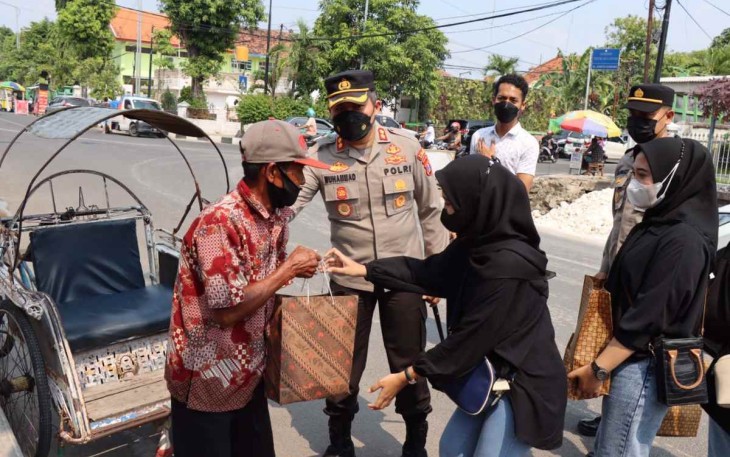 Bantuan sosial masyarakat kurang mampu