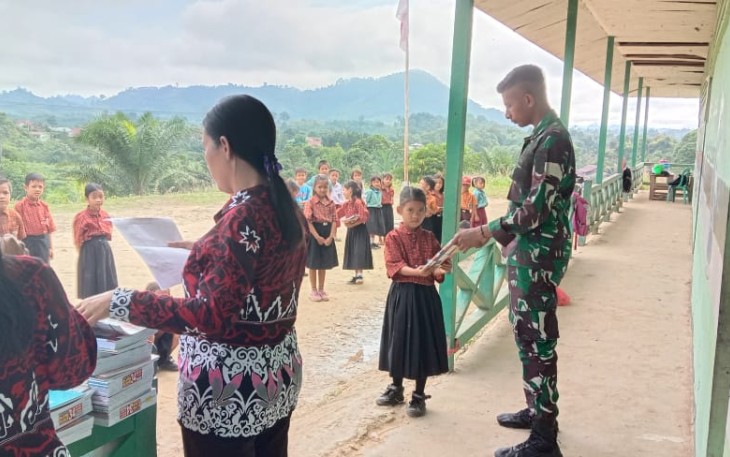 Berikan buku dan alat tulis siswa di perbatasan 