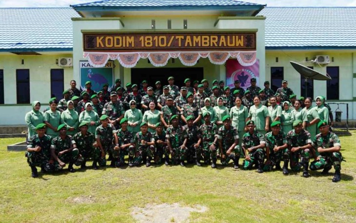 Foto bersama Pangdam Kasuari bersama jajaran Kodim 1810/Tambrauw