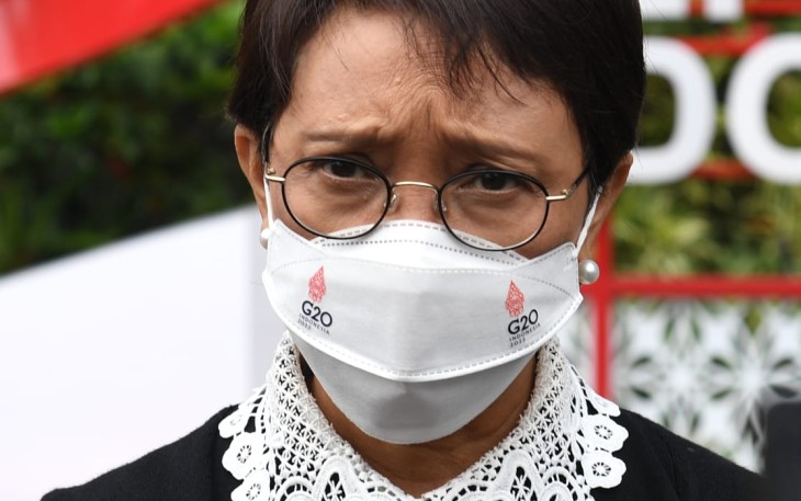 Menlu Retno Marsudi saat memberikan keterangan pers 