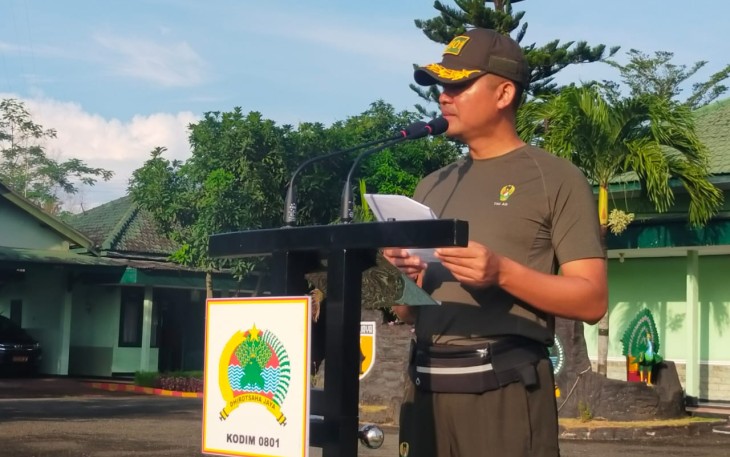 Dandim 0801/Pacitan saat membacakan amanat Menpora 