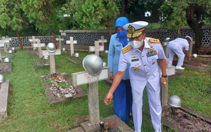 Pangkolinlamil saat tabur bunga di TMPNU Kalibata 