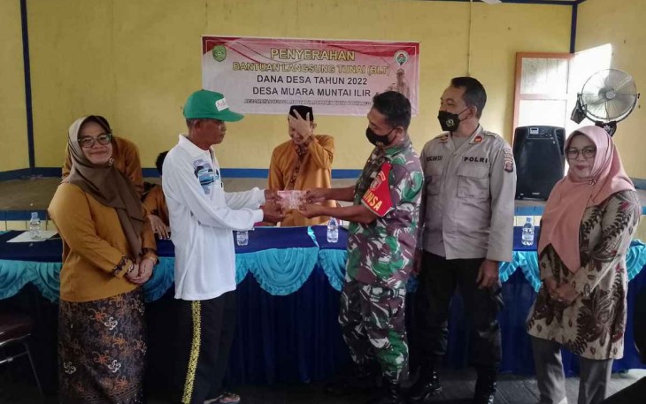 Serka Slamet saat menyerahkan BLT