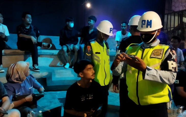 Satpom Lanud Sut saat memeriksa identitas pengunjung 