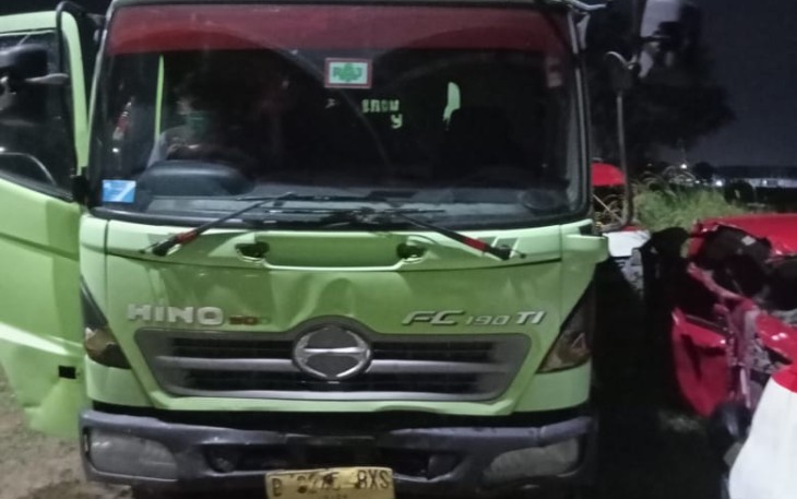 Truck Hino box ditabrak motor