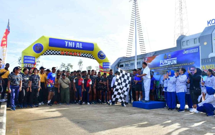 Kepala Staf Koarmada III Laksamana Pertama TNI Yeheskiel Katiandagho kibarkan bendera start fun run