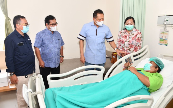 Ketua MPR RI Bambang Soesatyo saat menjenguk pasien operasi katarak