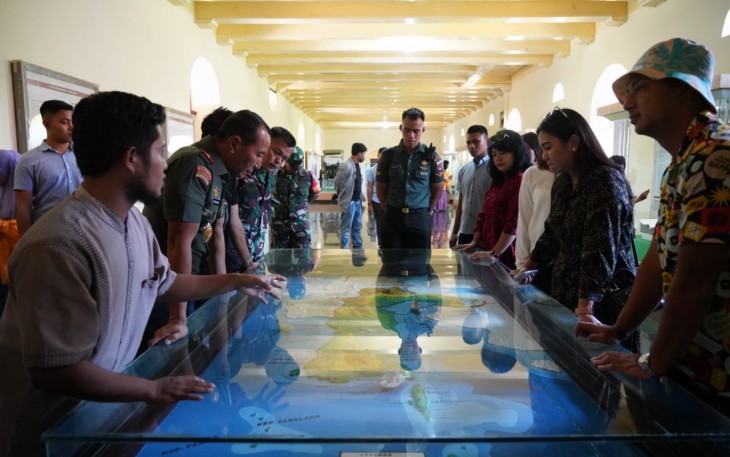 Pangdam Hasanuddin saat menerima penjelasan maket petugas museum 