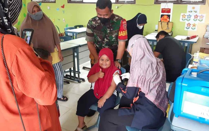 Serda Herry saat mendampingi kegiatan imunisasi anak