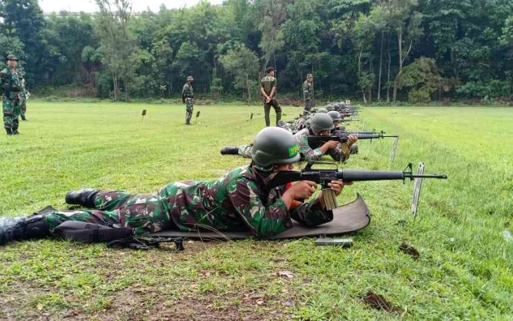 Prajurit Kodim 0505/JT latihan menembak tepat sasaran 