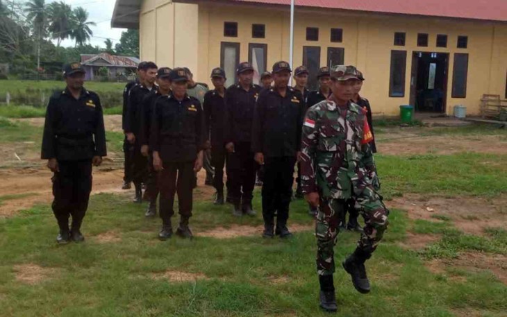 Pelatihan baris berbaris bagi anggota Linmas 