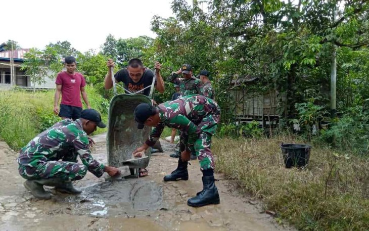 Benahi jalan dusun di perbatasan yang berlubang