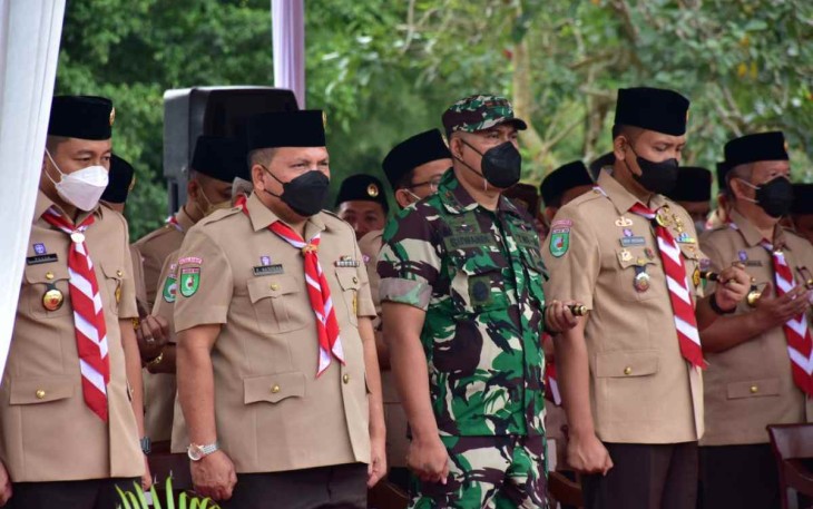 Aster Kasdam VI/Mlw saat upacara peringatan Hari Pramuka Ke-61