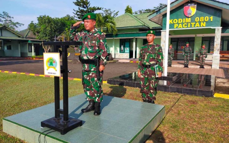 Kasdim 0801/Pacitan saat pimpin upacara bendera 