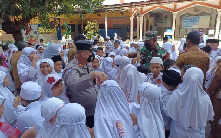 Siswa Siswa SD Muhammadiyah 36 Medan saat sikat gigi massal