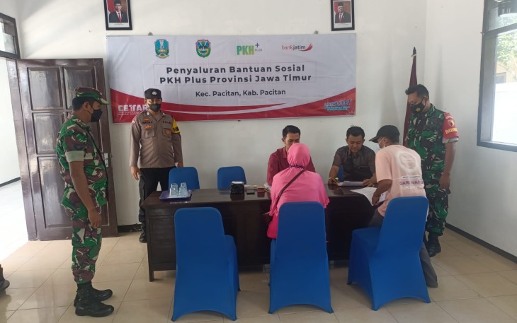 Sertu April saat mendampingi warga binaan