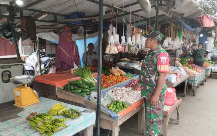 Sertu Bijarsyah saat pantau harga sembako di pasar tradisional 