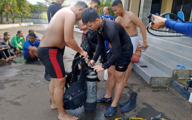 Personel Ditpolairud Polda Banten saat persiapan latihan menyelam