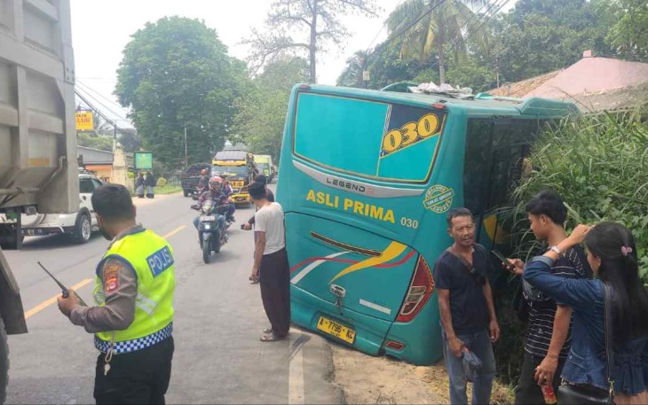 Bus terperosok saat menyalip di jalan raya Serang