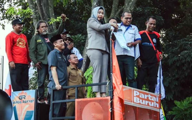 Ria Mahdia Fitri Sekretaris Komisi III DPRD Banten saat menenangkan aksi unras di DPRD Banten 