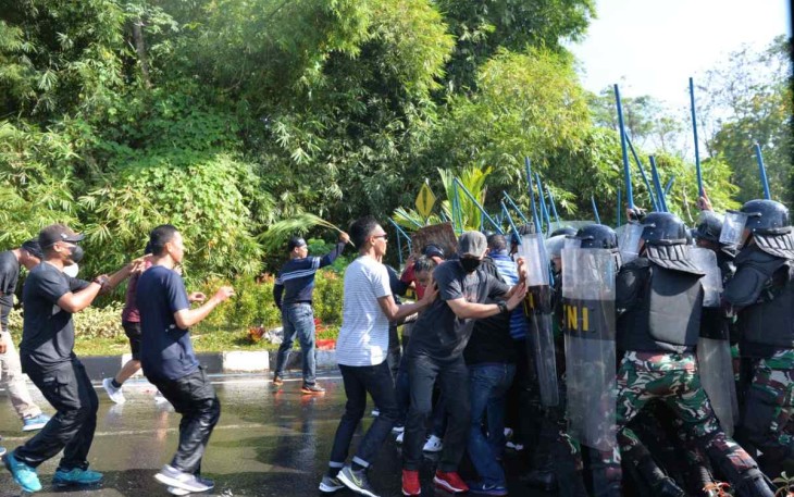 Simulasi penanganan huru hara 
