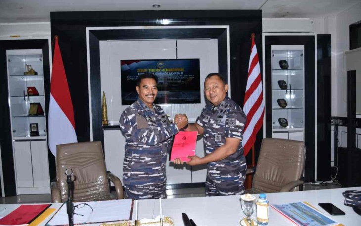Kepala Staf Koarmada III Laksamana Pertama TNI Yeheskiel Katiandagho saat menyerahkan memorandum 