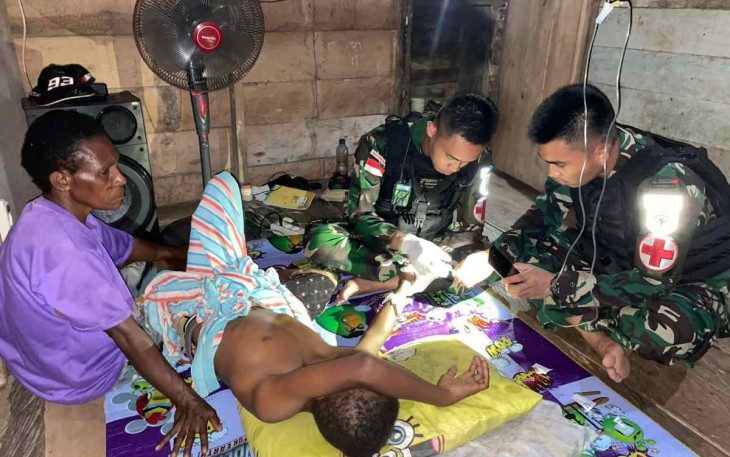 Satgas perbatasan obati warga terserang penyakit malaria.