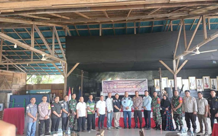 Foto bersama rakor Tim Pengawasan Orang Asing Imigrasi Kalbar