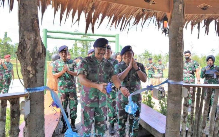Kepala Staf Koarmada III Laksamana Pertama TNI Yeheskiel Katiandagho saat menggunting pita tempat rekreasi prajurit Koarmada III. Senin (19/9)