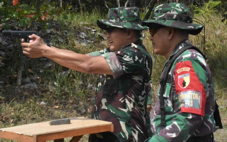 Dandim 0803/Madiun Letkol Inf Meina Helmi saat latihan menembak