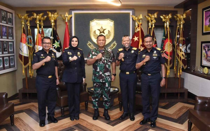 Pangdam Jaya Mayjen TNI Untung Budiharto saat foto bersama jajaran pimpinan Bea Cukai di Makodam, Selasa (20/9)
