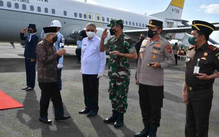 Kedatangan Wakil Presiden disambut PangdamXII/Tpr