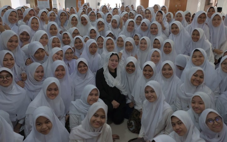 Puan Maharani bersama santri ponpes Mahasina Bekasi, Rabu (21/9)