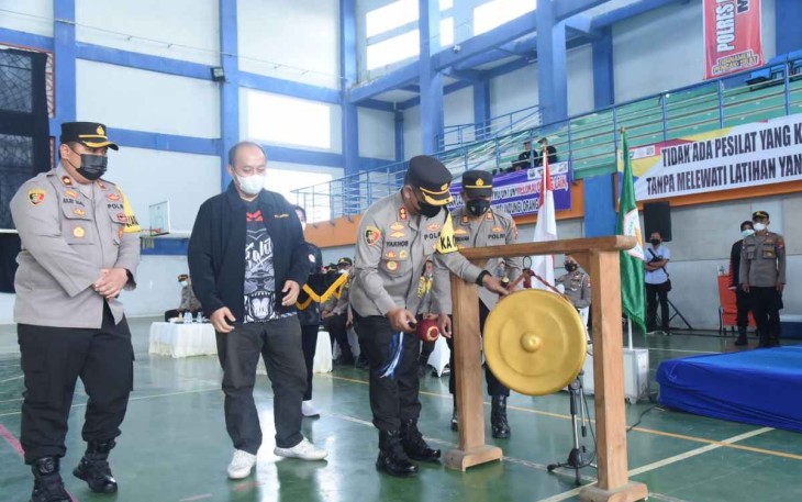 Kapolres Lamongan AKBP Yakhob Silvana Delareska saat membuka turnamen pencak silat, Selasa (20/9)