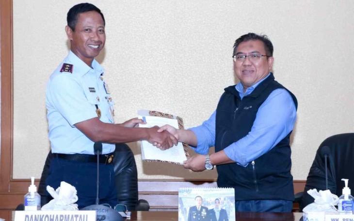 Dankoharmatau Marsda TNI Eddy Supriyono saat menerima hasil Wasrik tim BPK RI 