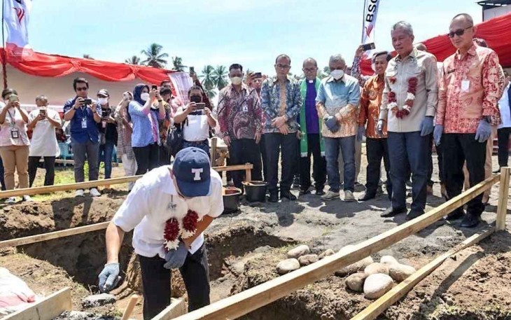 MenkopUKM Teten saat peletakan batu pertama pembangunan pabrik olahan kelapa di Kabupaten Minahasa Selatan, Jum'at (22/9)